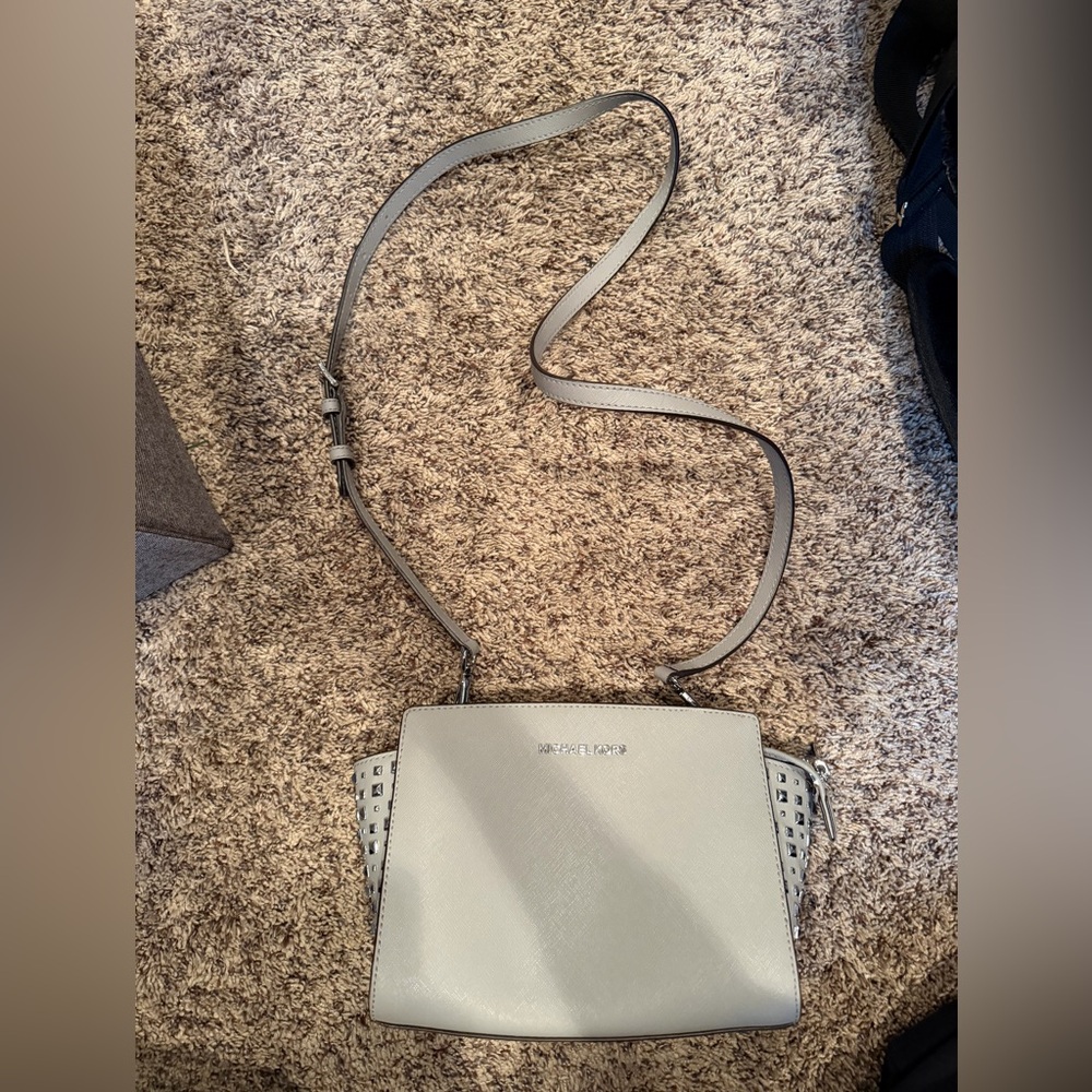 Michael kors crossbody bag in gray.